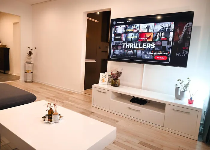 Modern Karpatska - Near Center Apartment *