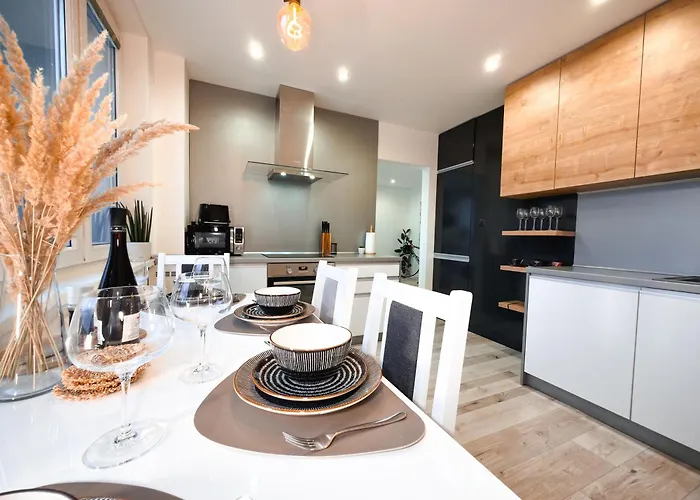 Modern Karpatska - Near Center Apartment *