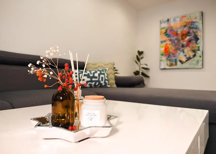 Modern Karpatska - Near Center Apartment *